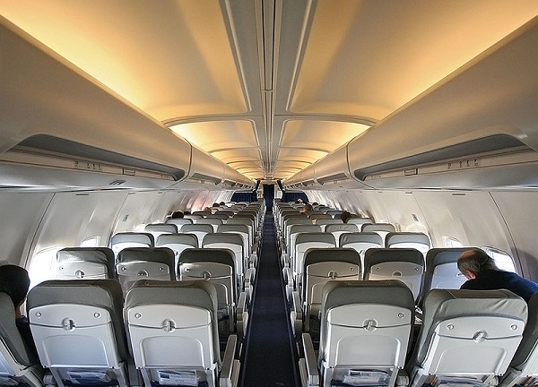  Cabine de um Boeing 737 (classe econmica) com um tpico arranjo de assentos. 